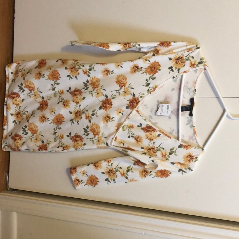 Beautiful floral fitted mini dress!